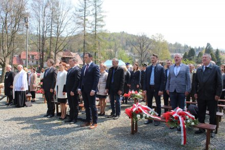 Uczestnicy uroczystości w trakcie odśpiewania hymnu